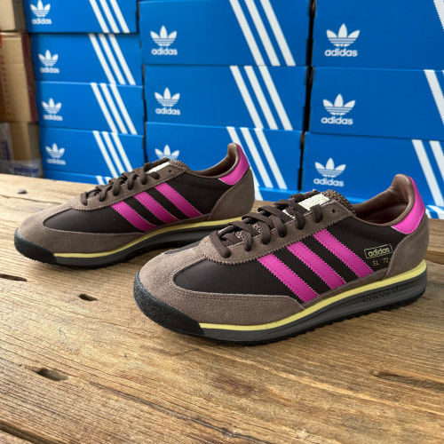 Adidas男女款防滑耐磨透气运动鞋