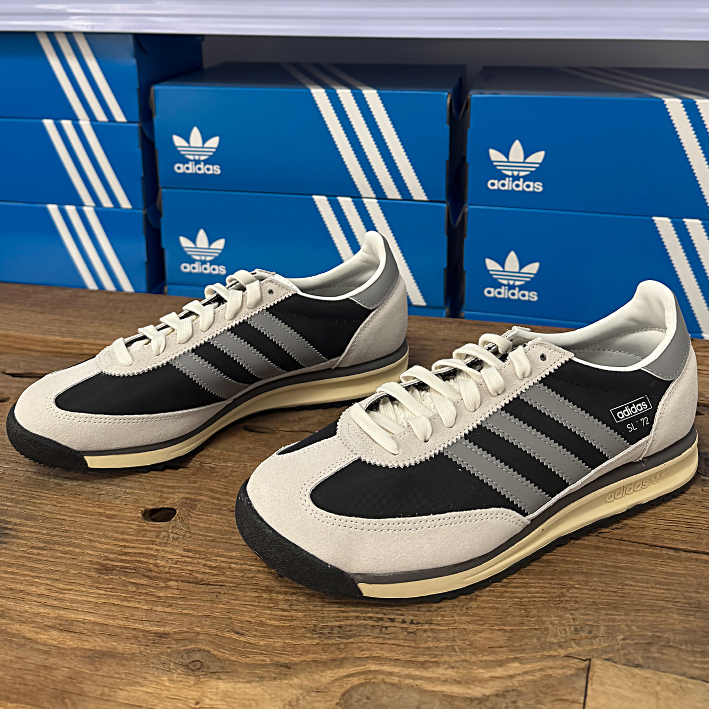 Adidas防滑耐磨休闲透气运动鞋