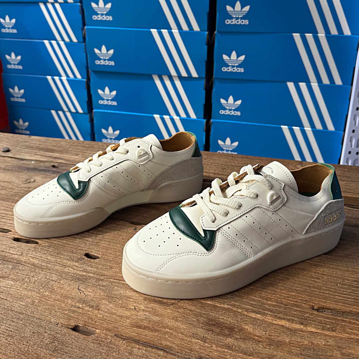 阿迪达斯三叶草复古休闲板鞋