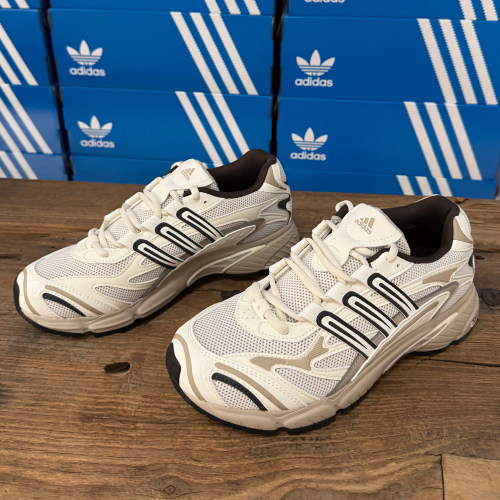 Adidas防滑耐磨休闲运动鞋