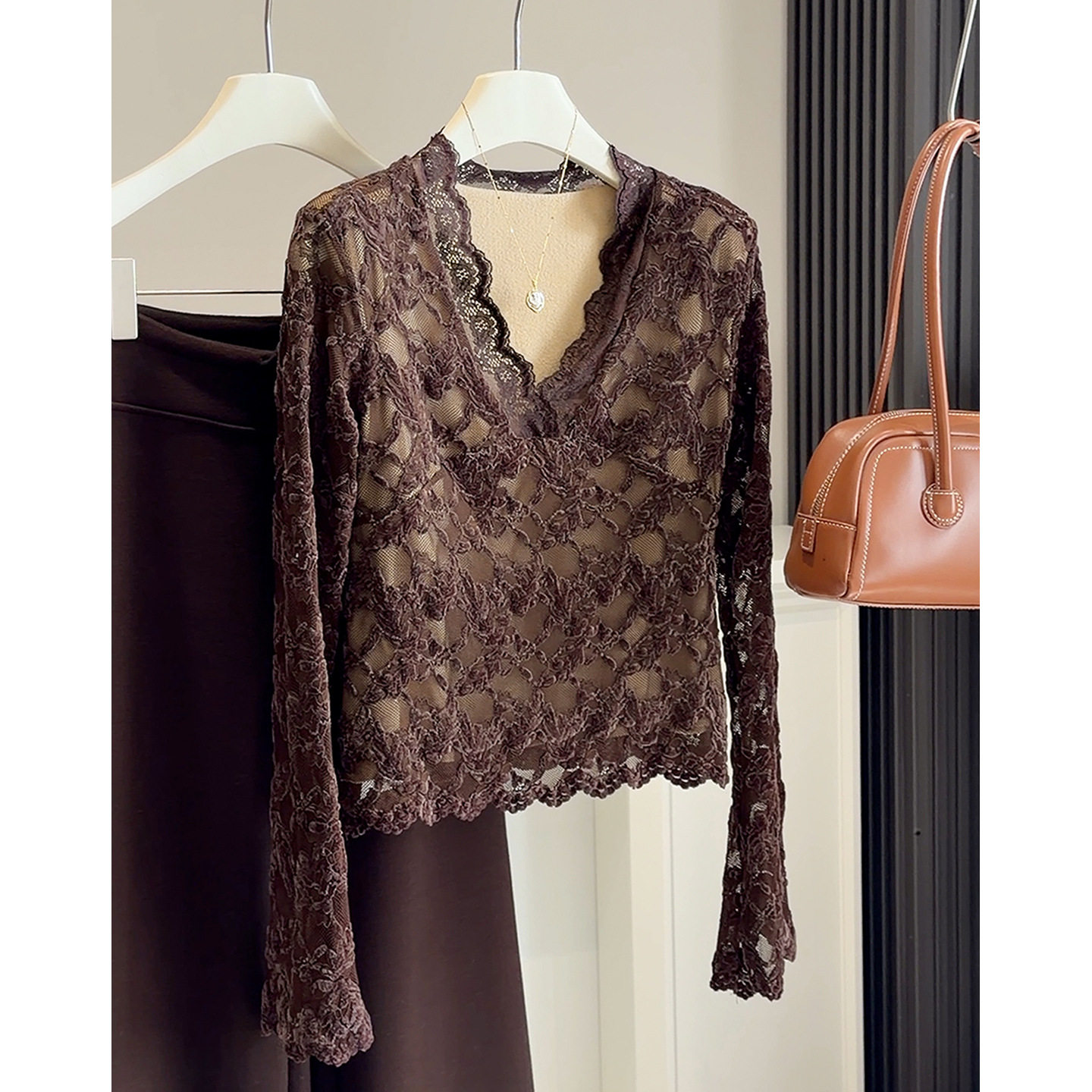 纯欲花边磨毛加厚V领蕾丝衫女2025秋冬短款修身显瘦内搭打底上衣