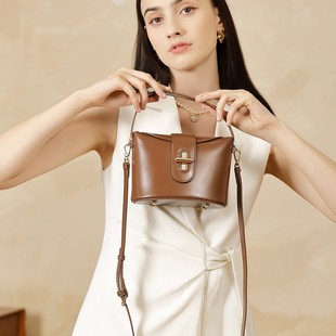 简约休闲单肩手提包真皮斜挎女包高级感胶囊锁扣包