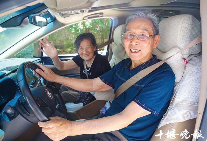 老人开车自动系统安全驾驶图片