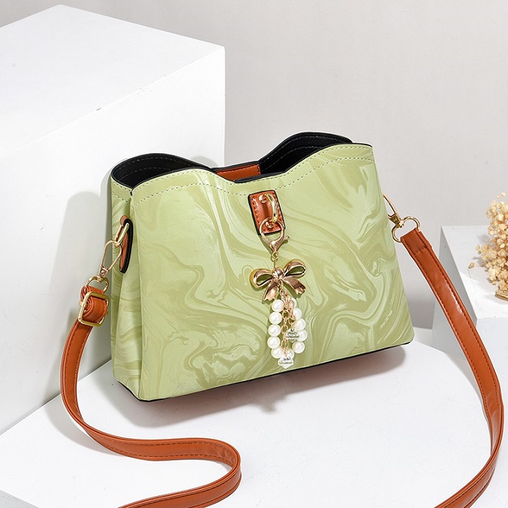 今年流行包包女式2025新款春夏时尚小众超火高级感单肩斜挎水桶包