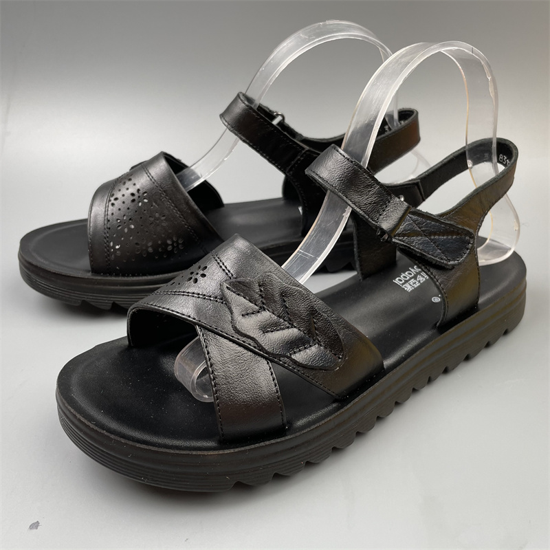 头层牛皮妈妈女凉鞋软底透气老人