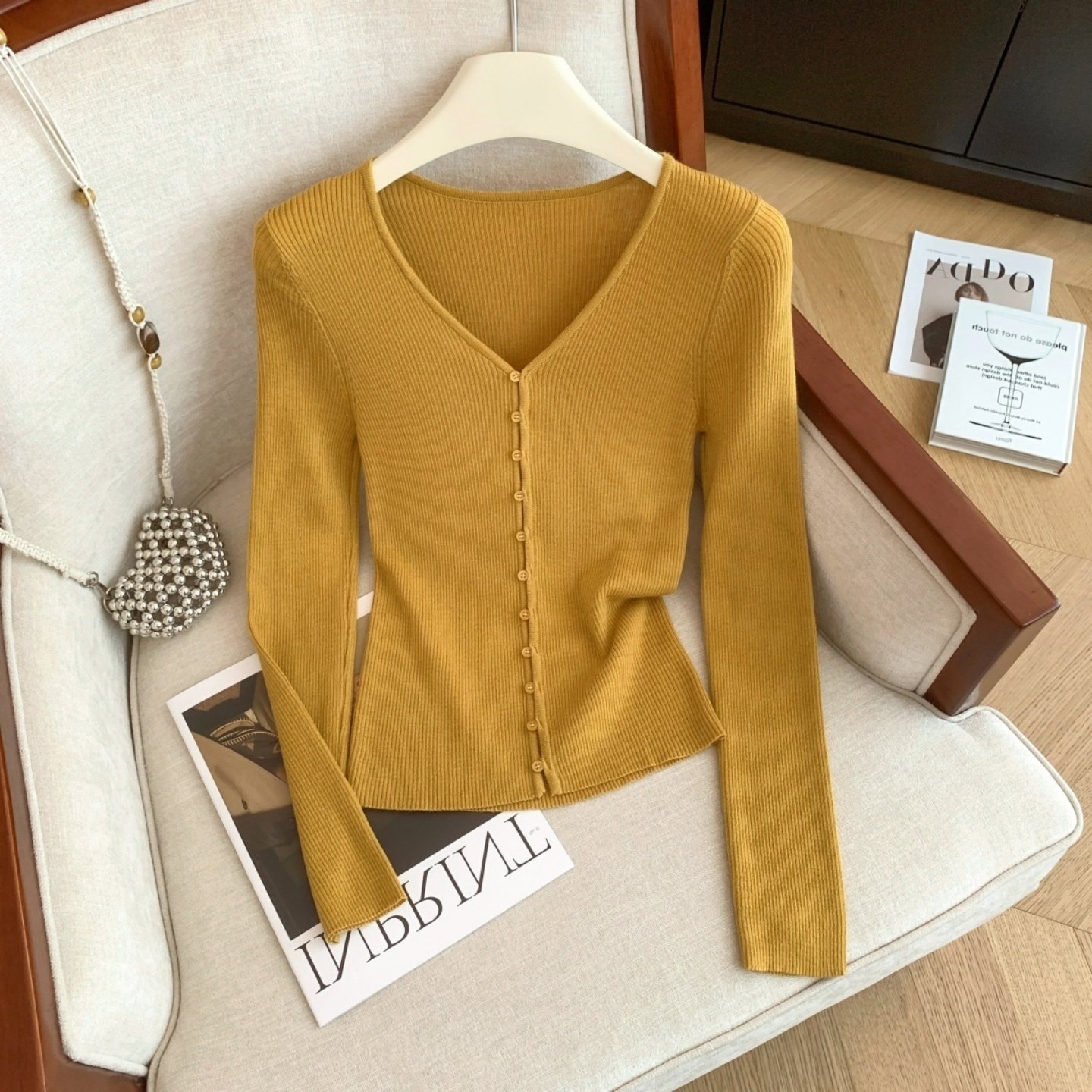 港风复古纯色针织打底衫女秋冬2025新款洋气显瘦v领外穿长袖上衣