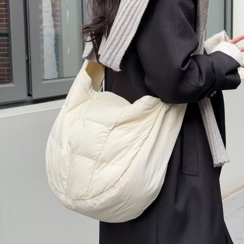 今年流行羽绒云朵包包2024新款秋冬月牙饺子包女大容量通勤斜挎包,箱包皮具/热销女包/男包,通用款女包,淘宝优惠券,粉丝福利购,淘宝优惠卷