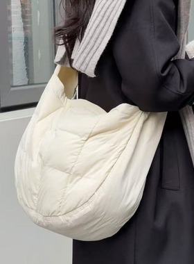 今年流行羽绒云朵包包2024新款秋冬月牙饺子包女大容量通勤斜挎包