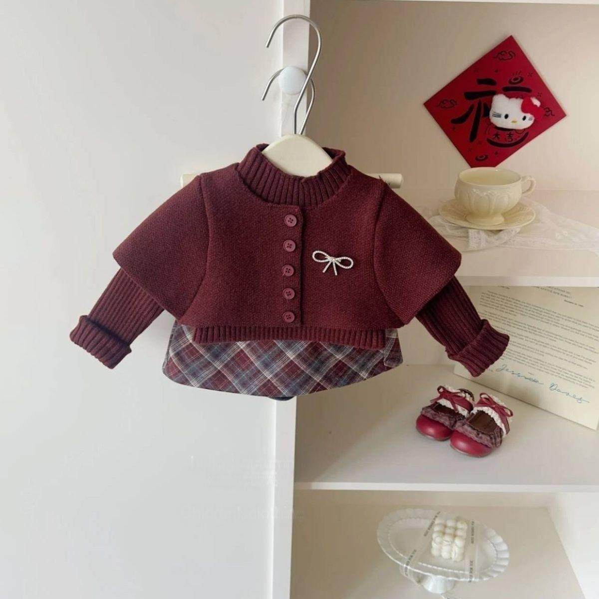 女童冬款套装2026新款斗篷开衫女宝宝时尚洋气针织衫格子裙三件套