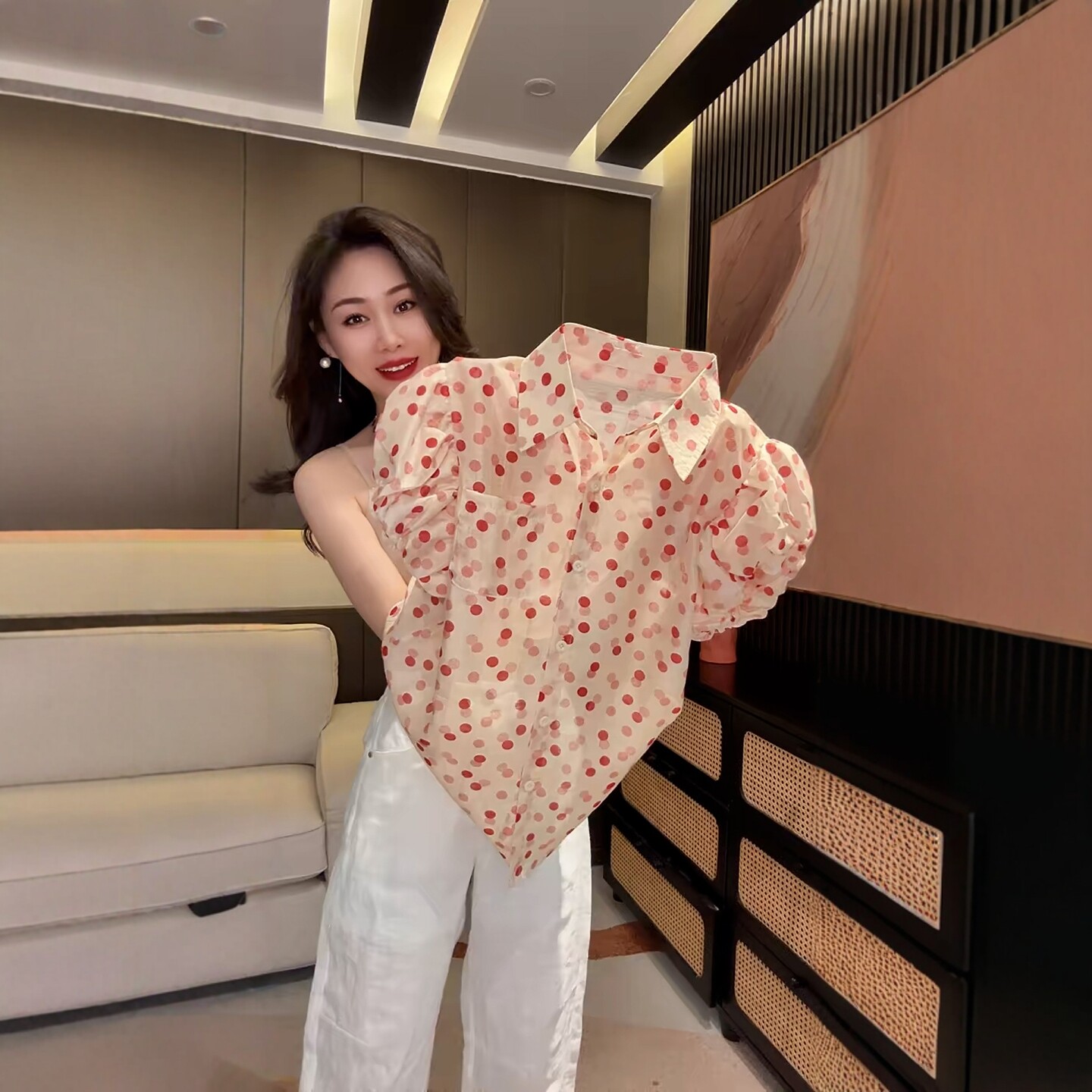 法式复古泡泡袖波点衬衫女图片