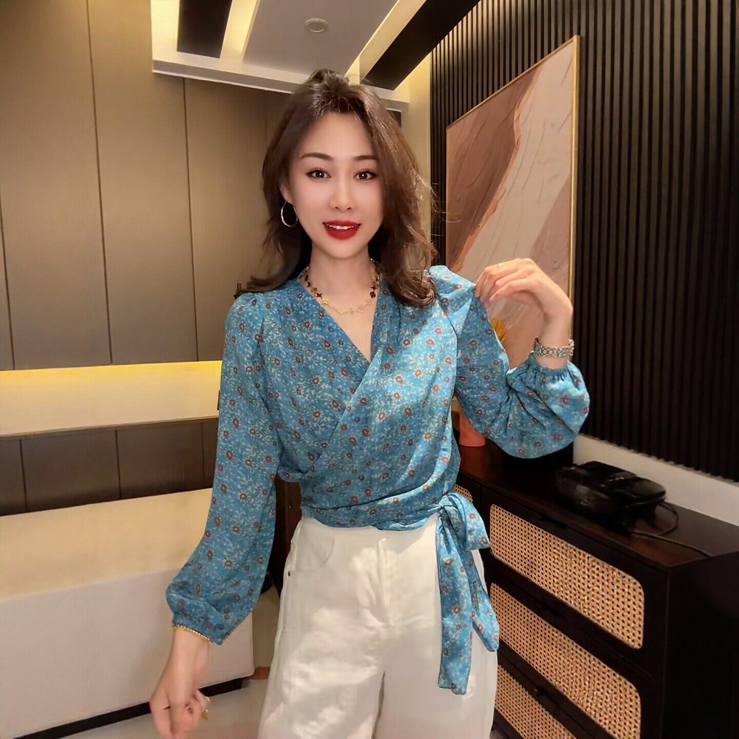 港味风蓝色复古碎花雪纺衬衫女2026夏季款系带收腰衬衣设计感上衣