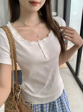 95棉蕾丝纽扣短袖T恤女夏季新款大码胖mm修身白色辣妹正肩上衣