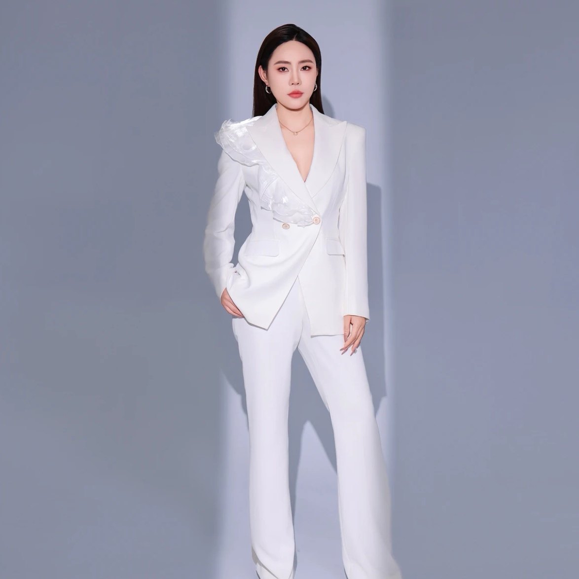 早春秋新款白色女西装套装高级感时尚显瘦修身轻奢气质西服外套