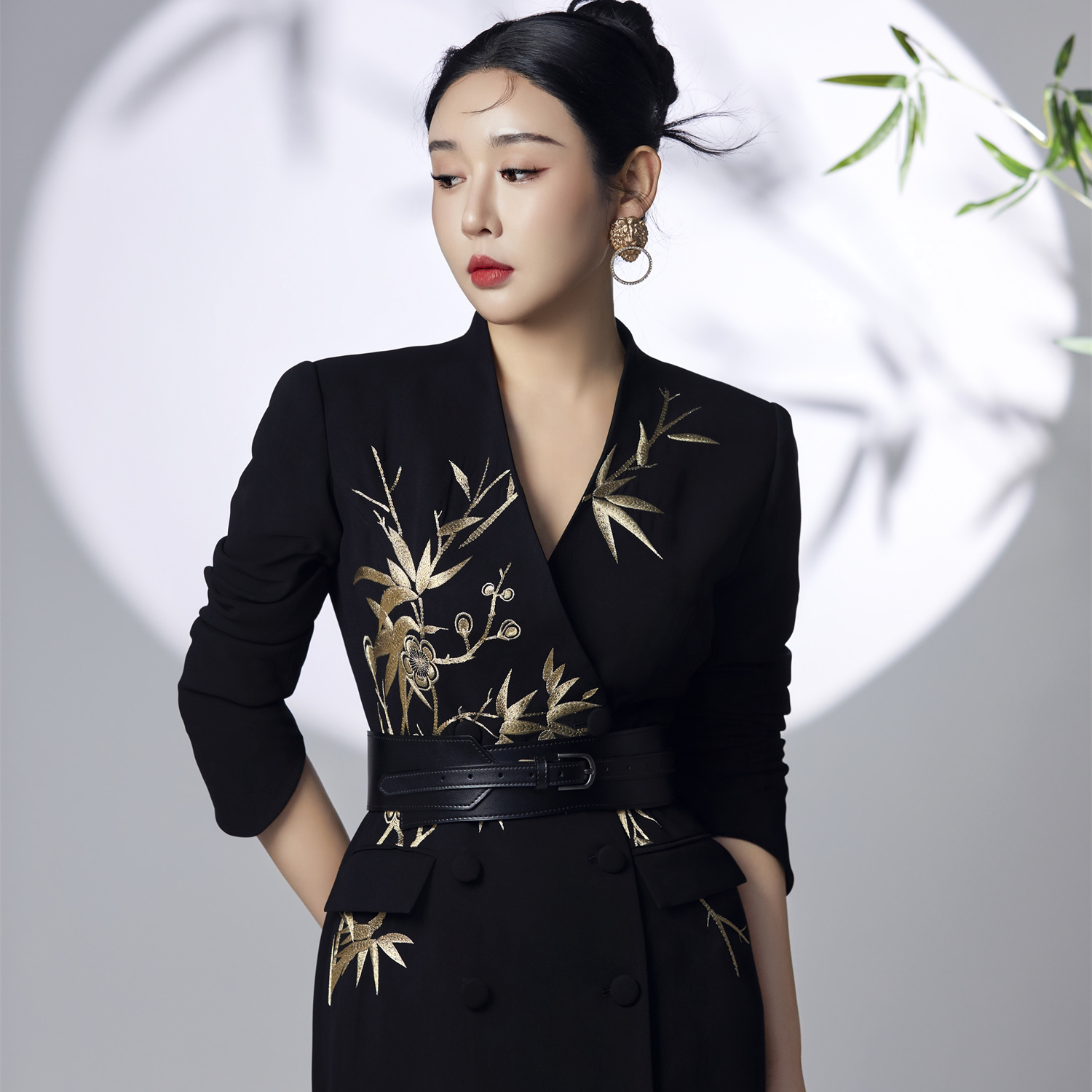LADY POWER黑色双排扣金色竹梅绣长风衣 52830Y