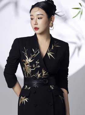 LADY POWER黑色双排扣金色竹梅绣长风衣 52830Y