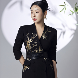 LADY 52830Y POWER黑色双排扣金色竹梅绣长风衣