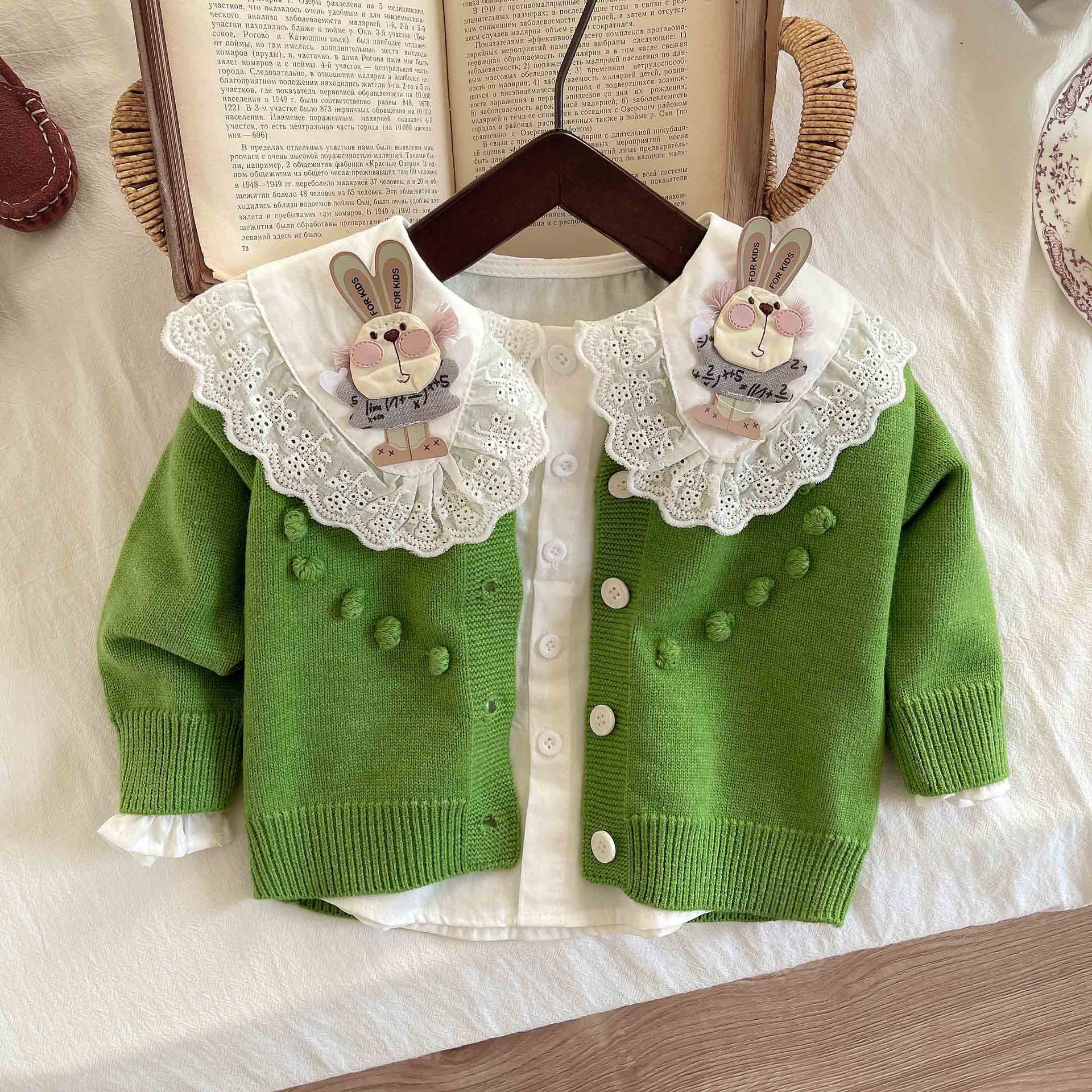 宝宝春秋毛衣套装小清新绿色毛衣小兔子花边衬衫兔头牛仔裤三件套