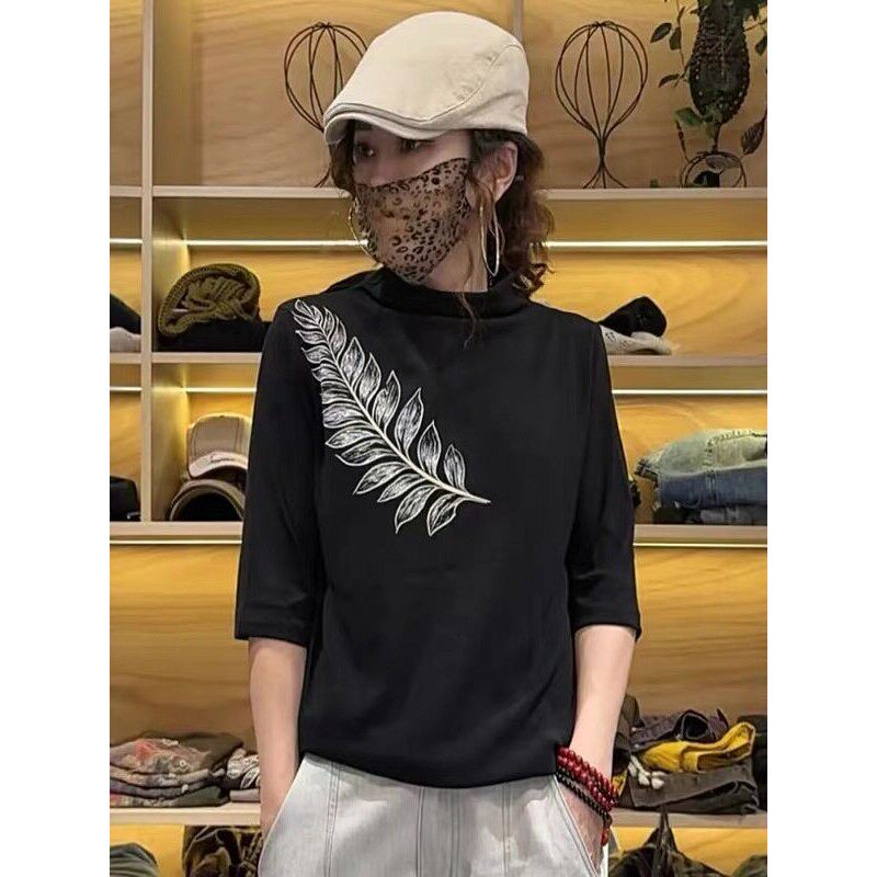 早秋时髦设计感黑色羽毛印花五分T恤