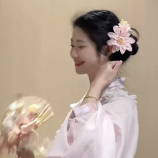 Willa｜早春新中式温柔粉色花朵发夹复古盘发簪花夹子氛围感发饰