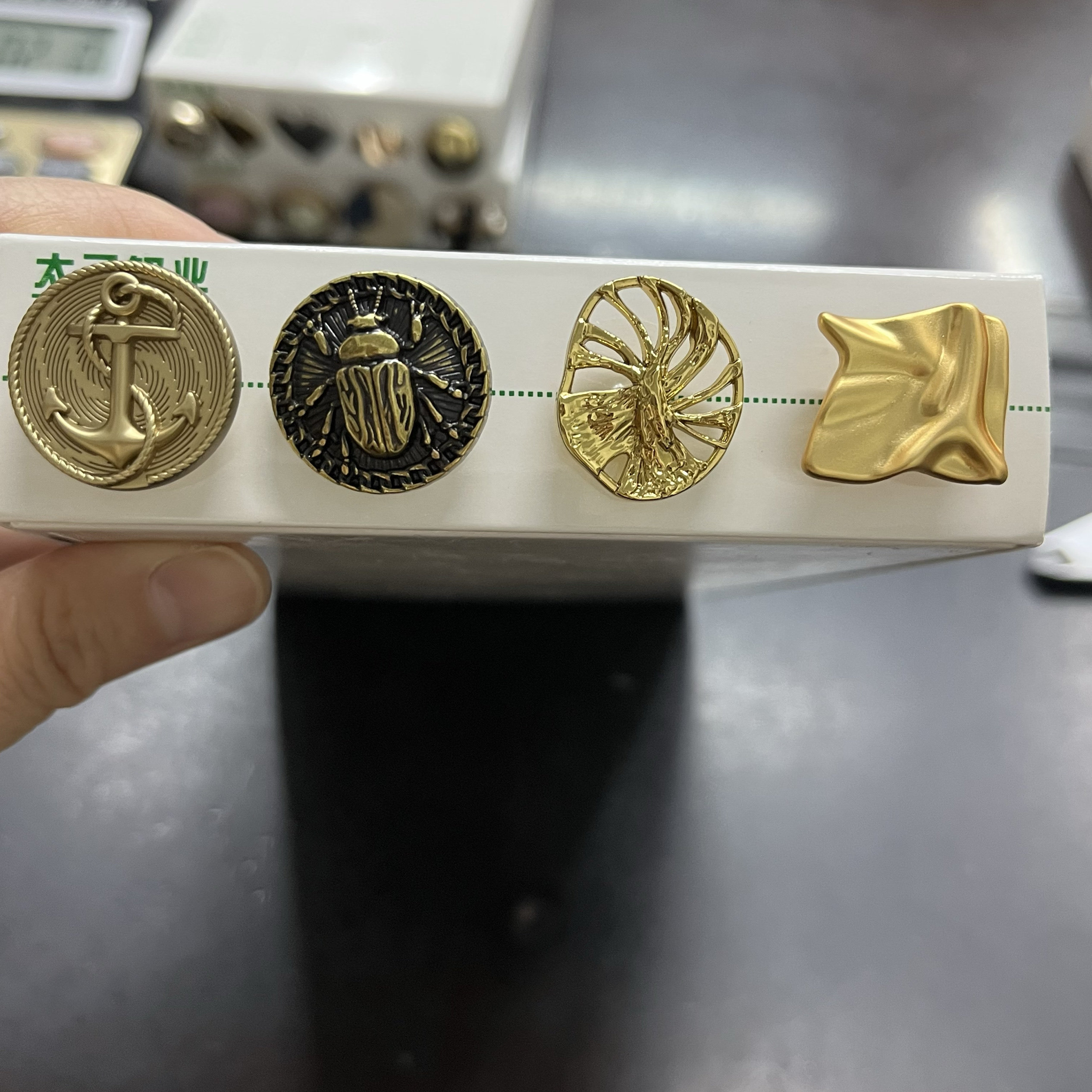 时尚金属纽扣上衣女毛衫小香风衣服外套开衫毛衣爱心扣子高档钮扣