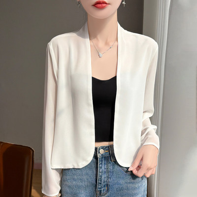 小披肩外搭配吊带连衣裙