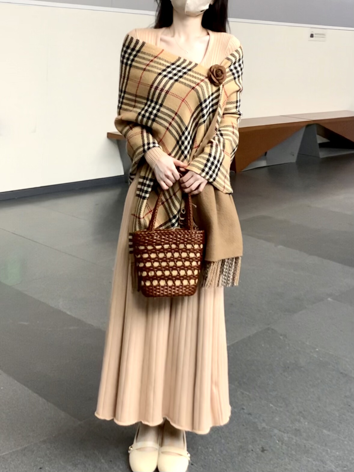 她来了复古馆温柔气质复古显瘦裸色针织连衣裙套装百搭格子披肩
