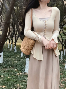 她来了宫廷风设计感复古喇叭袖开衫禅意驼色半身裙淑女新中式套装