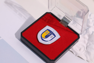 北京外国语大学校徽 北外校徽 北京外国语大学纪念品 北外纪念品