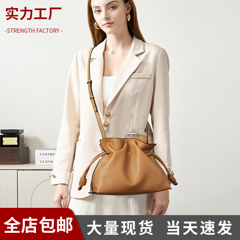 2025新款小福袋抽绳包云朵包感休闲女士牛皮通勤单肩包包女精致
