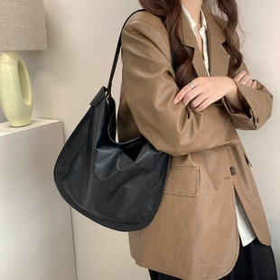 2026真皮小众设计腋下托特包2025新款单肩女包感头层牛皮包斜挎包