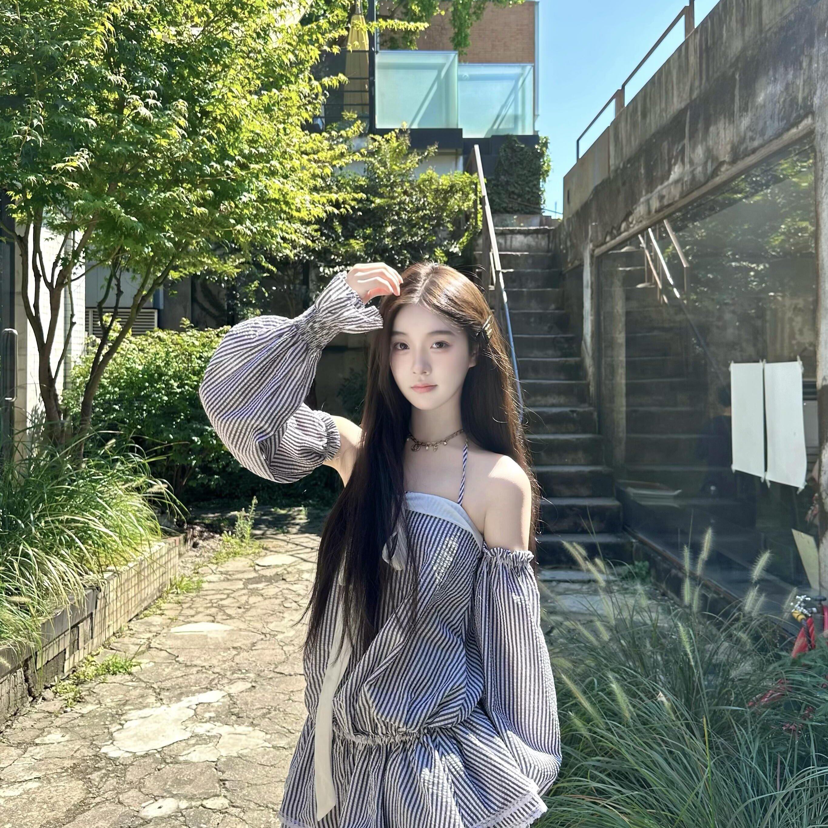 甜辣妹露肩小众复古条纹你蝴蝶结一字肩挂脖连衣裙收腰显瘦蓬蓬裙