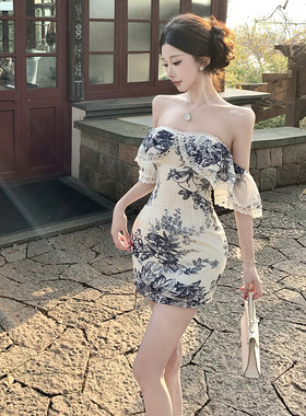 一字肩复古印花短袖连衣裙女夏季气质修身裙子带胸垫收腰包臀短裙