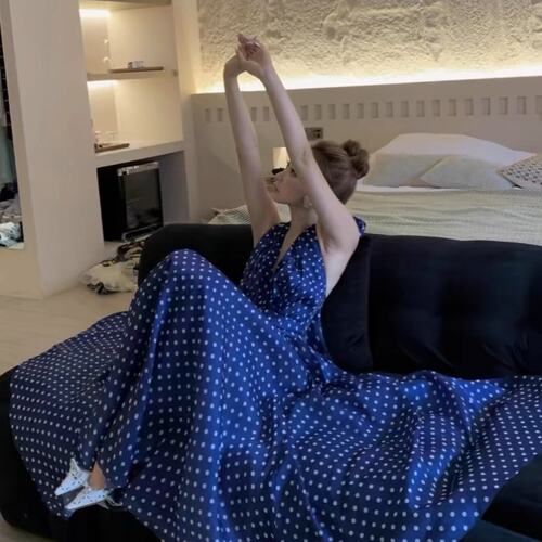 实拍蓝色V领波点挂脖连衣裙女高级感露背显瘦裙子