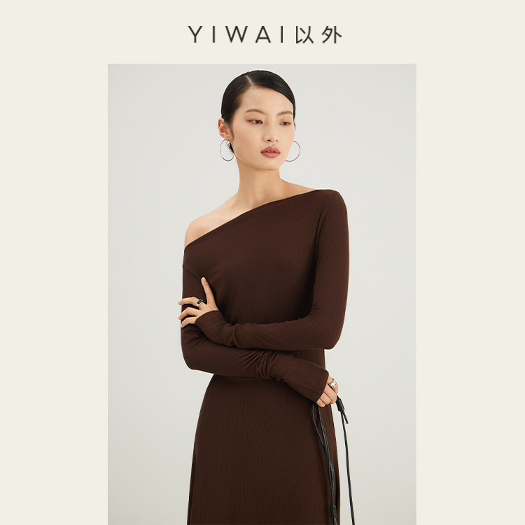 YIWAI以外「森」梨形身材显瘦一字领斜肩高弹针织棉咖色连衣裙冬