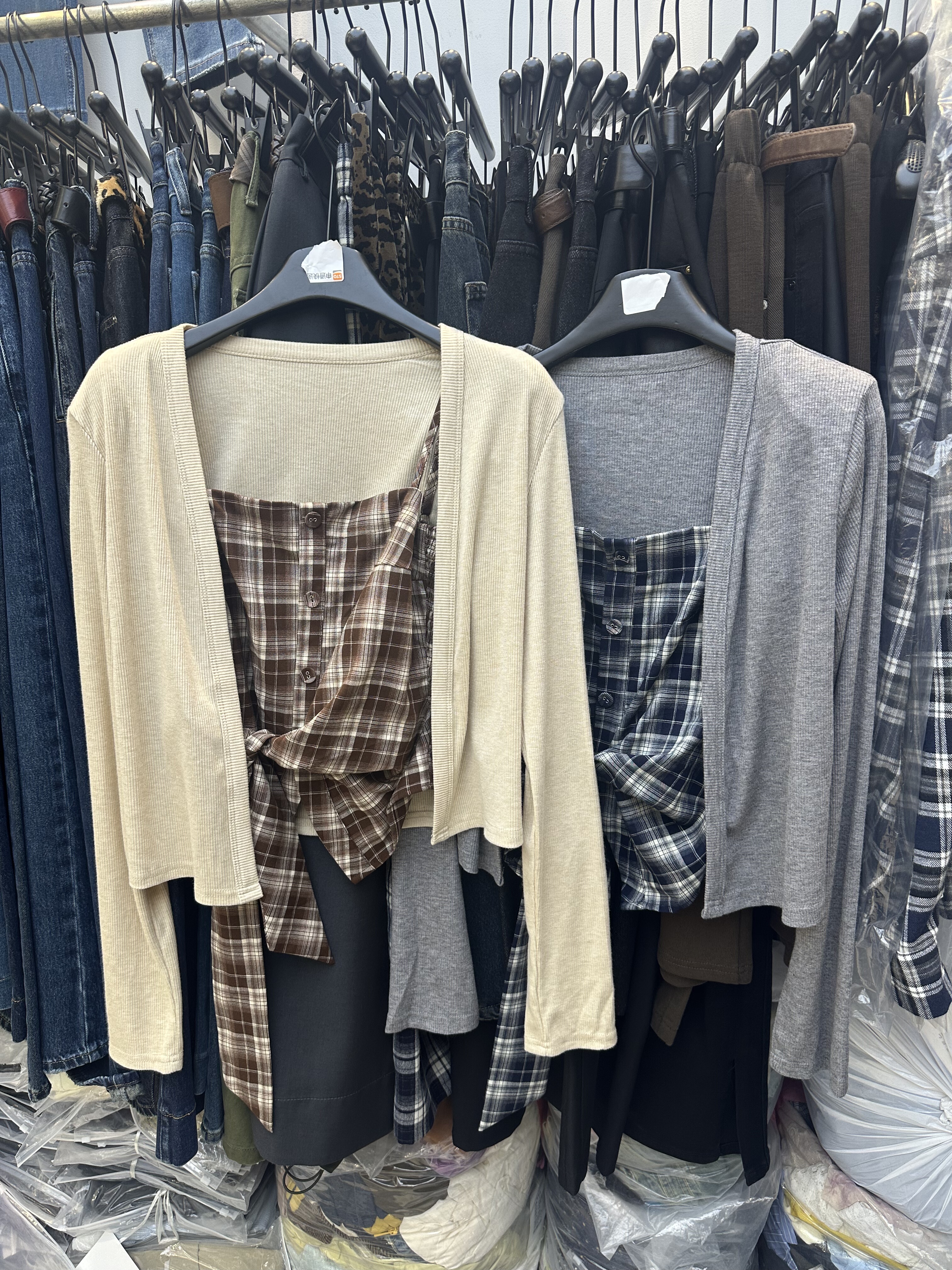 一果一果26693正品2025秋新款百搭格子吊带背心开衫2件套装显瘦