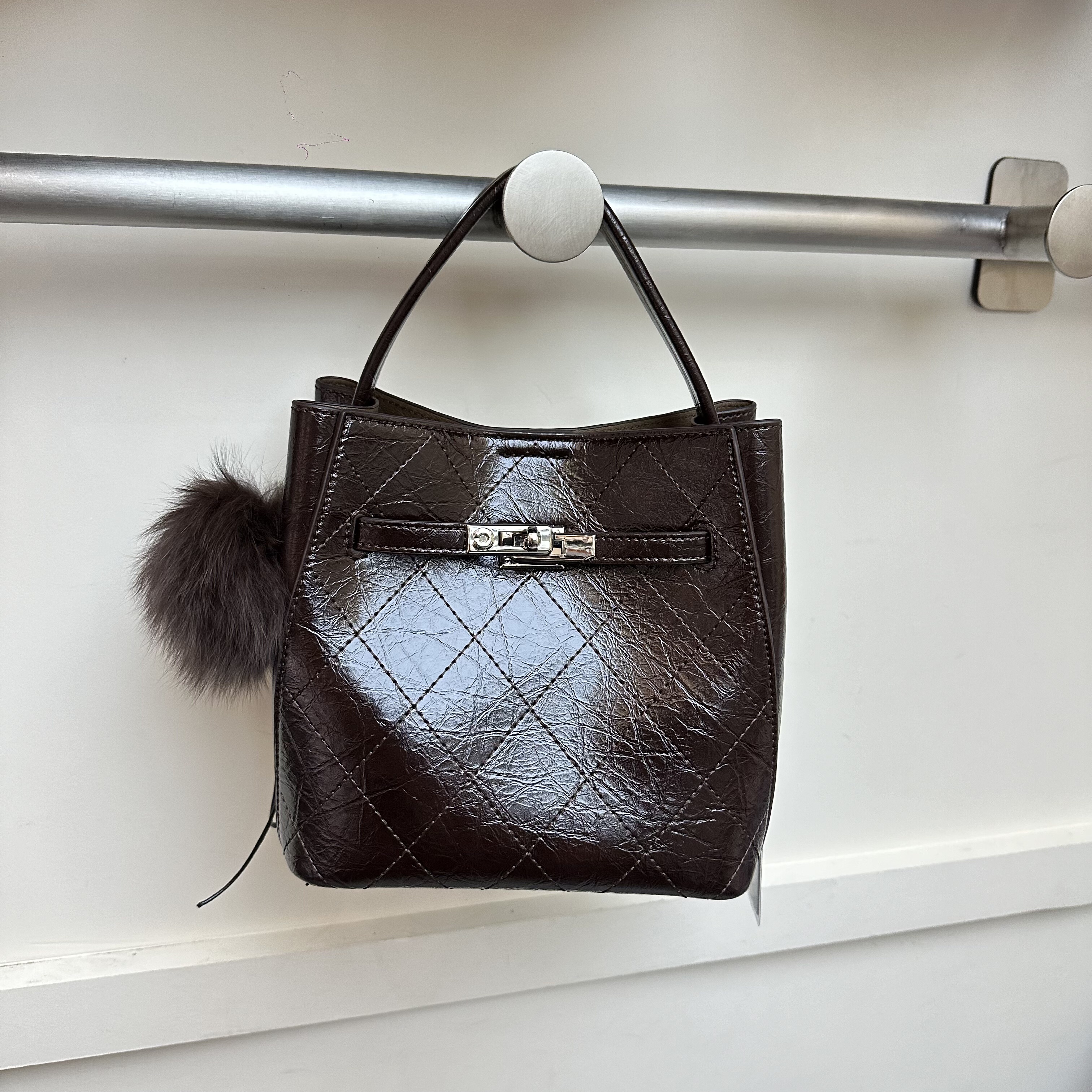 新款复古休闲慵懒风水桶手提包时尚简约斜挎百搭通勤包女洋气软皮