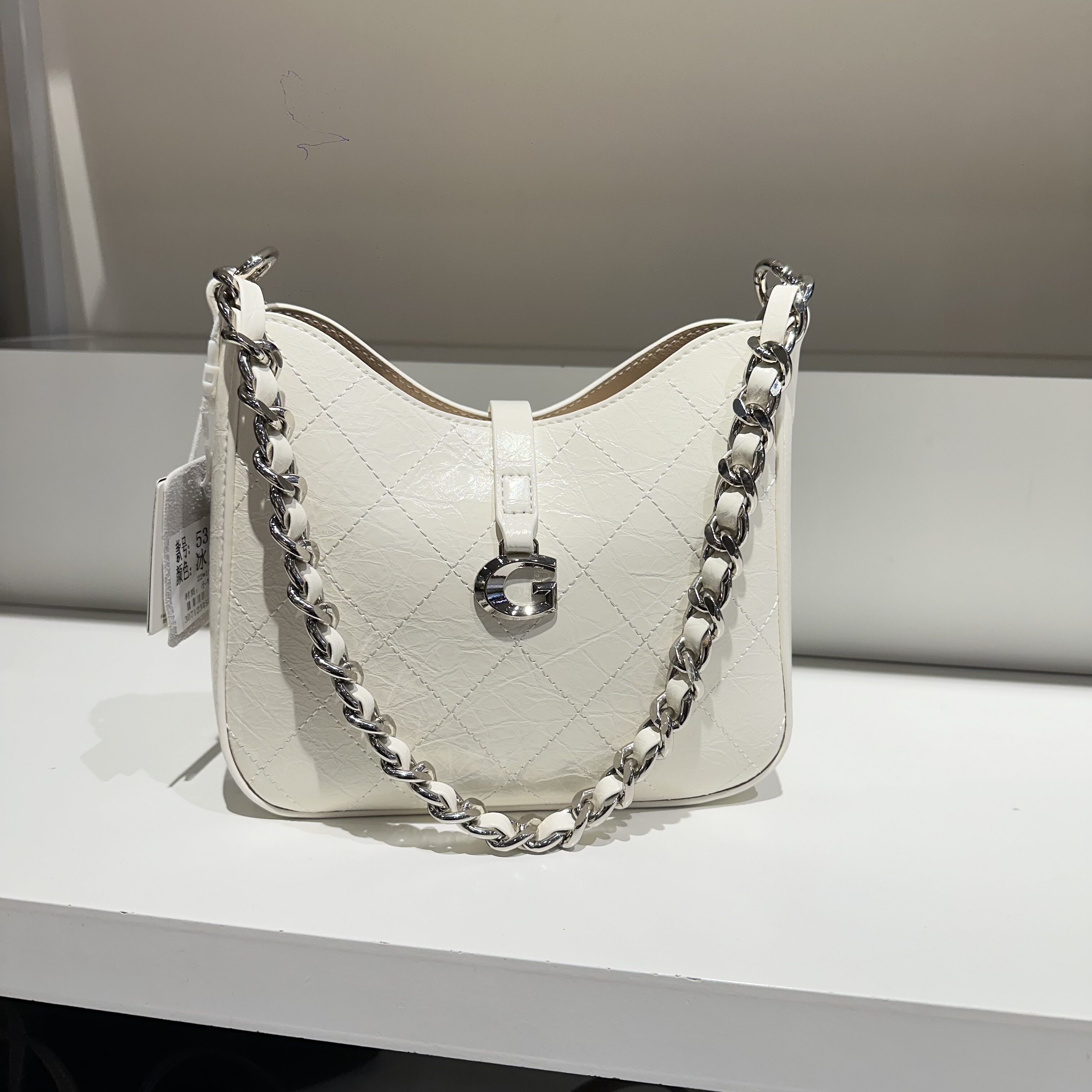 黑白色简约菱格链条单肩腋下分层实用新款复古休闲慵懒风软皮水桶