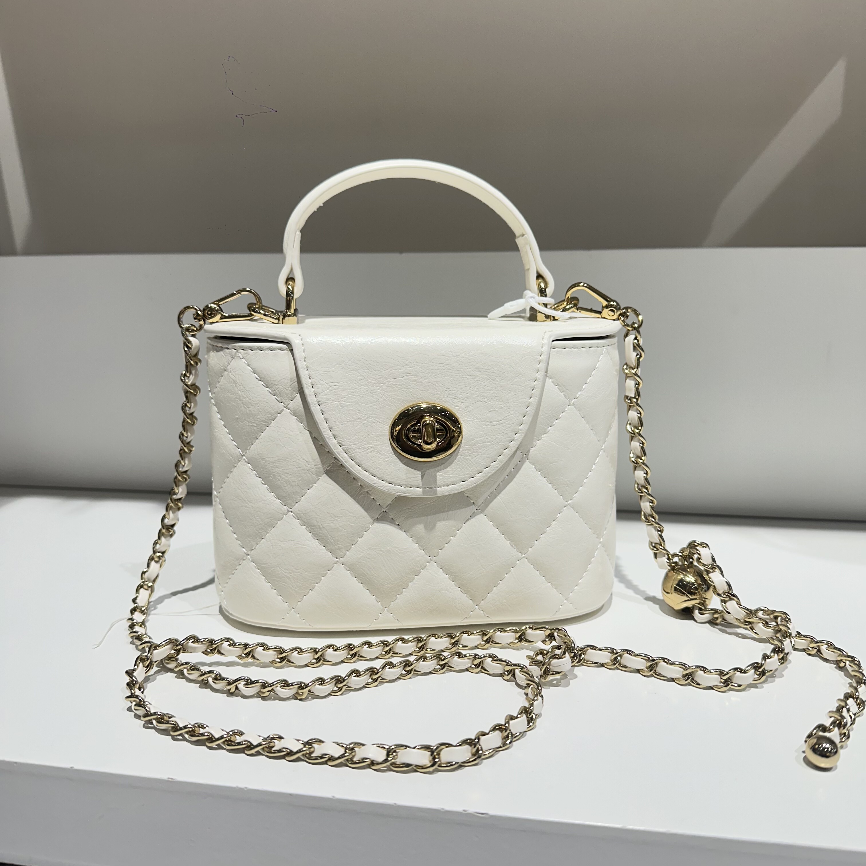 黑白色锁扣定型新款复古休闲菱格链条手提盒子包斜挎实用百搭女包