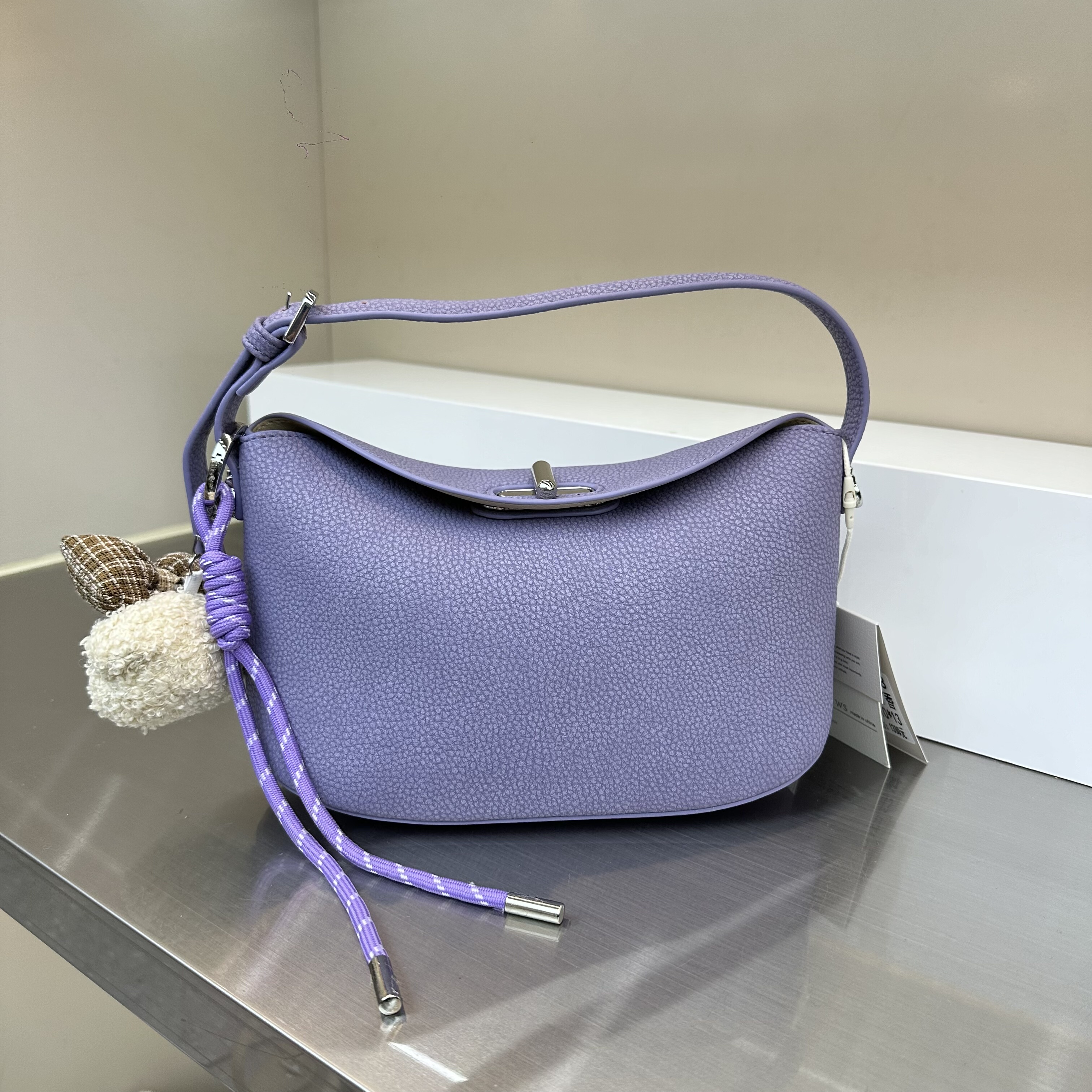 新款锁扣手提轻便大容量饺子包复古休闲慵懒风软皮斜挎女包子母包