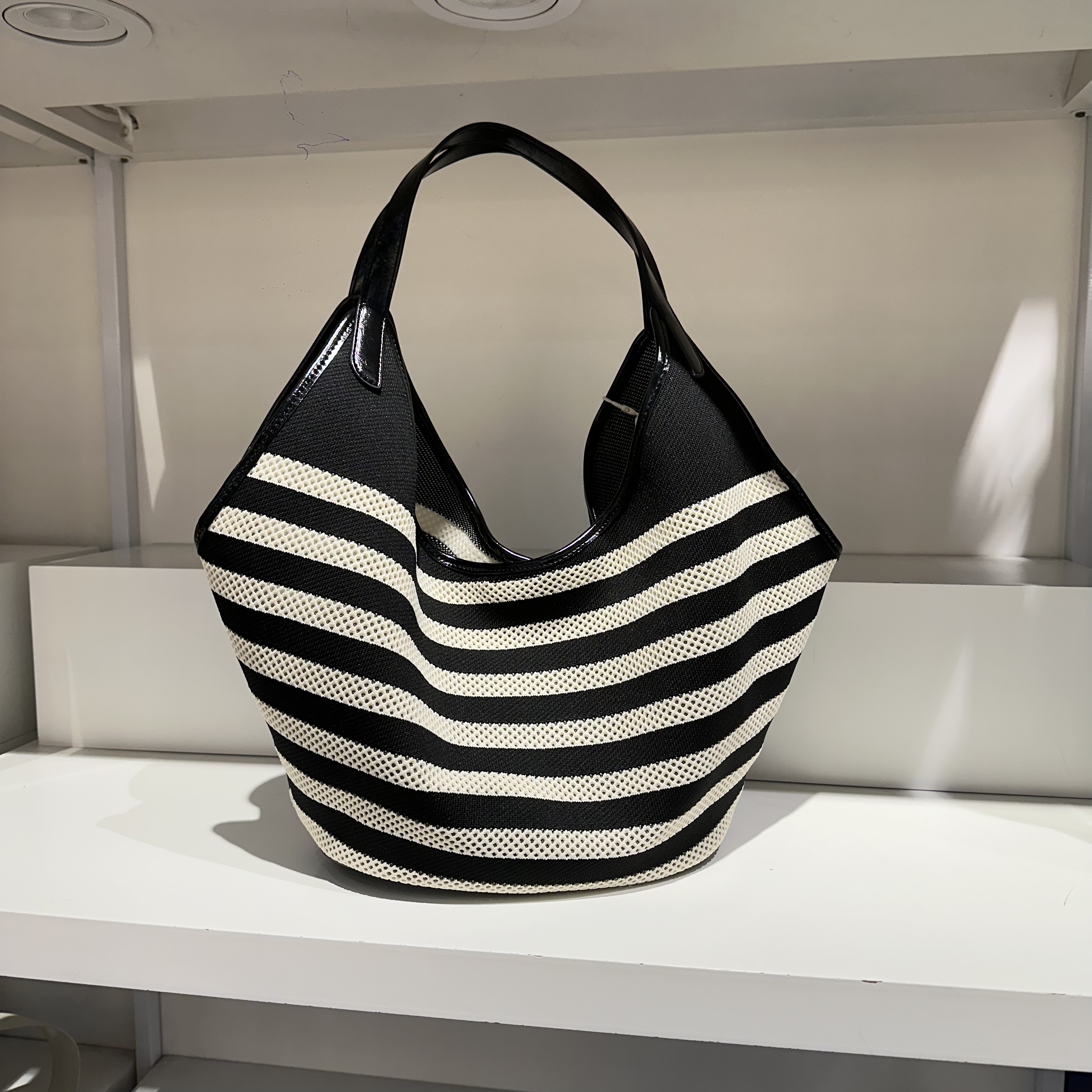 美缇新款时尚黑白条纹镂空大容量托特包子母包休闲度假风单肩通勤