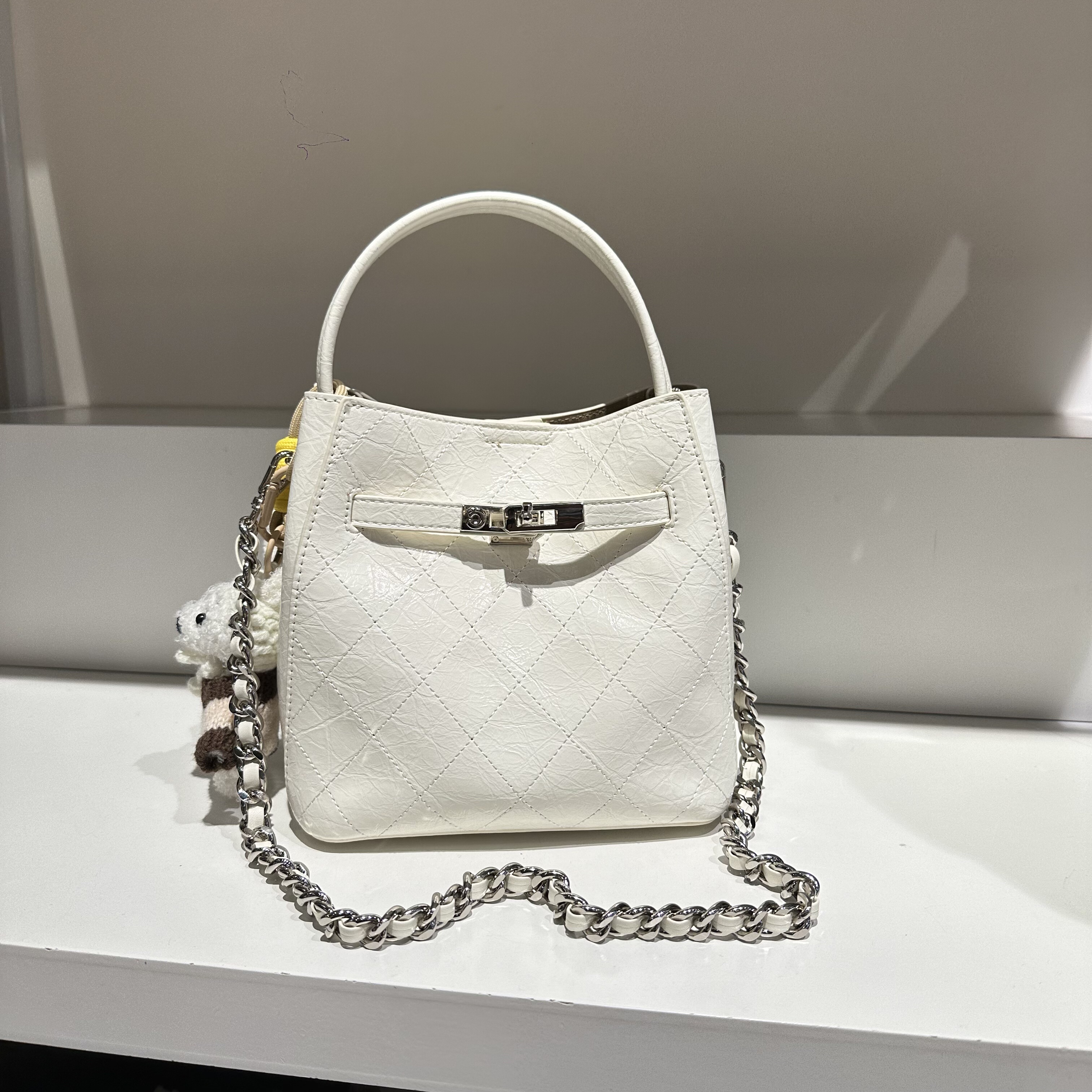 黑白色新款菱格链条单肩腋下复古休闲慵懒风软皮手提水桶包斜挎包