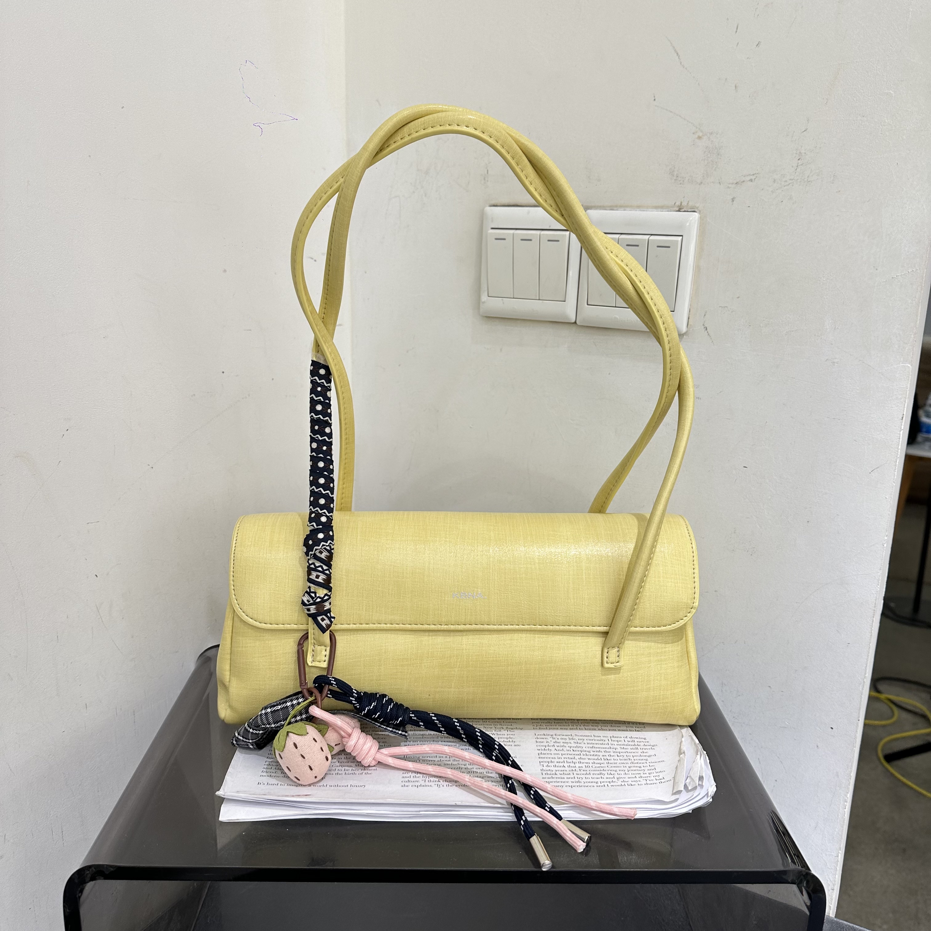 可彼娜新款时尚单肩腋下法棍包轻便大容量百搭通勤休闲女包简约包