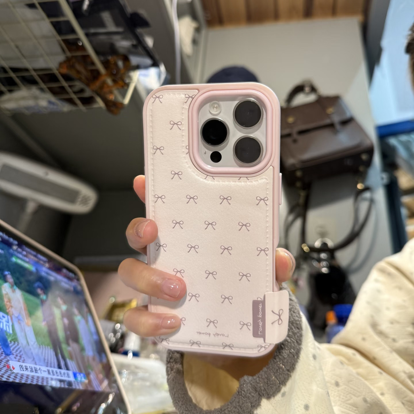 粉小蝴蝶结标签适用苹果16promax手机壳iphone14pro新款13卡通12日韩11保护套15promax防摔17pro大孔皮纹气囊