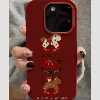 波点新年小木马适用苹果16promax手机壳iphone14pro新款13promax卡通12日韩可爱11全包15防摔17pro酒红果冻壳
