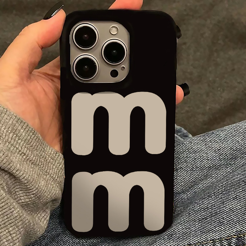 两个M字母适用苹果15promax手机壳iphone14pro新款13简约12潮牌11保护套max大孔亮黑防摔x硅胶xr软壳xsmax男