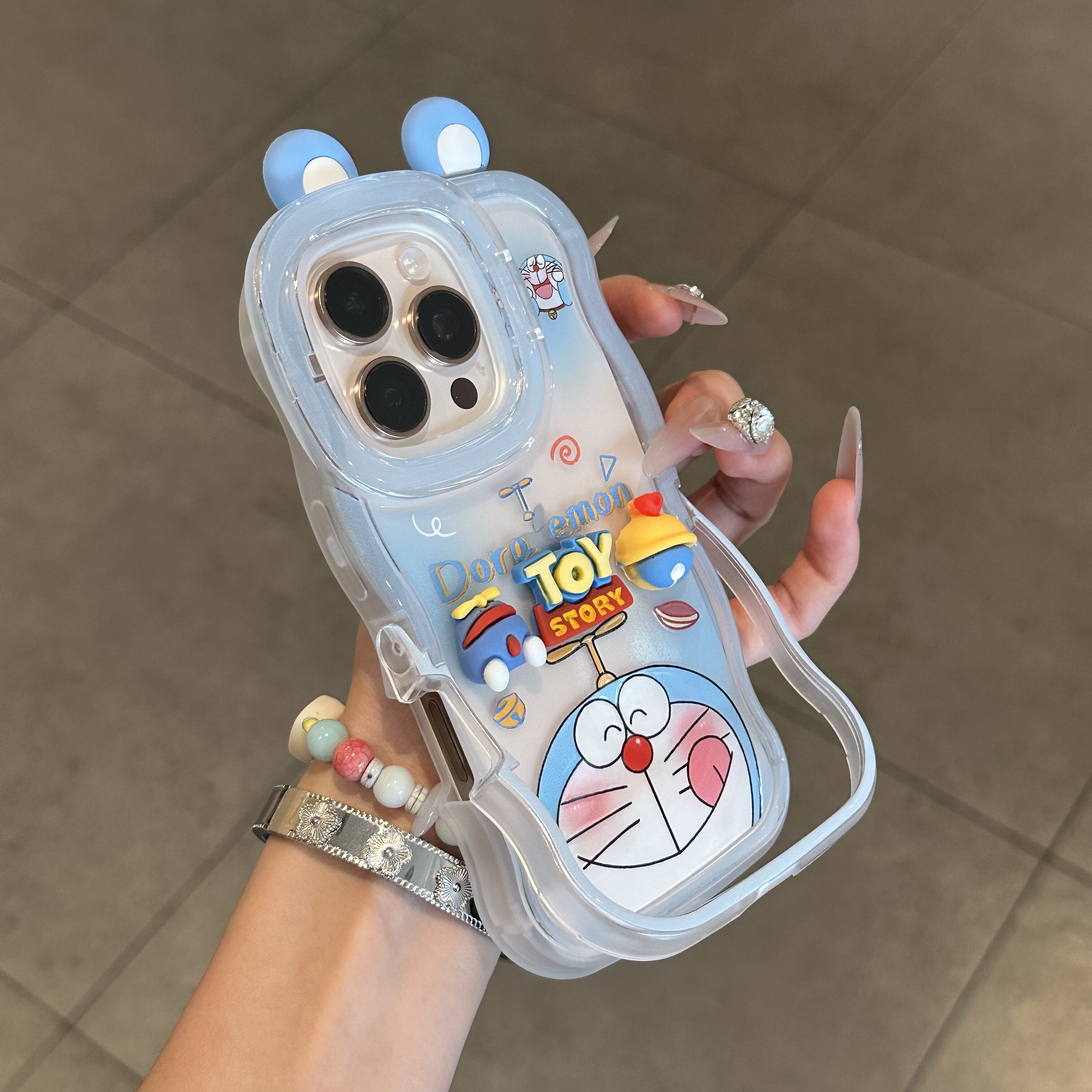 叮当猫适用iPhone16pro手机壳13苹果15promax可爱14板凳双支架12华为p70新款卡通vivo小米15红米k80荣耀oppo