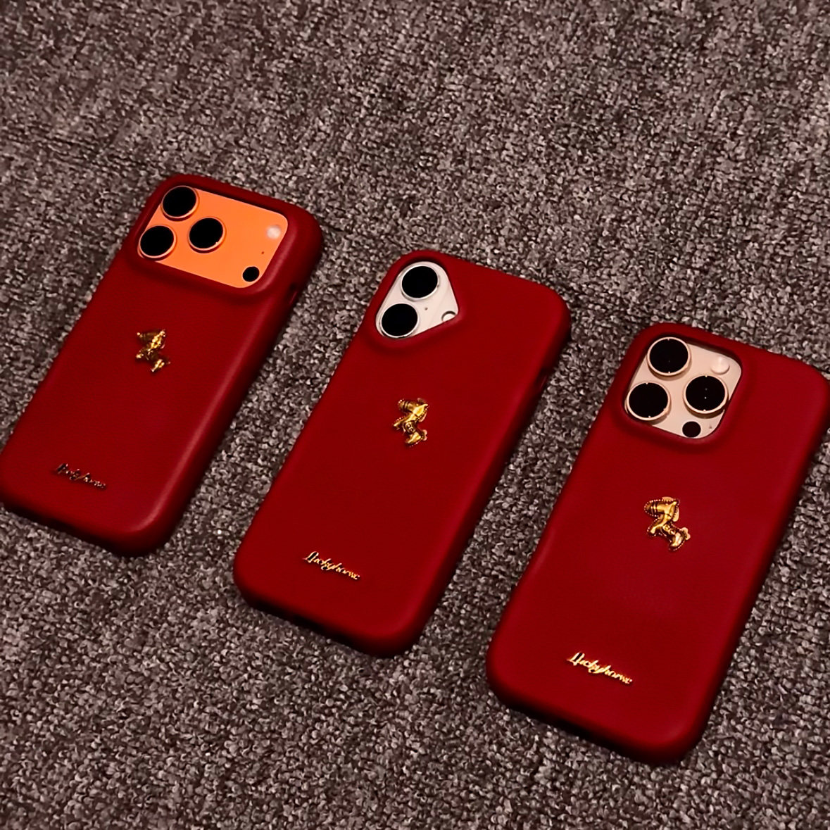 立体金色小马适用苹果17promax手机壳新款iPhone16pro简约14华为p70高级感15创意小米17皮纹vivox200荣耀oppo