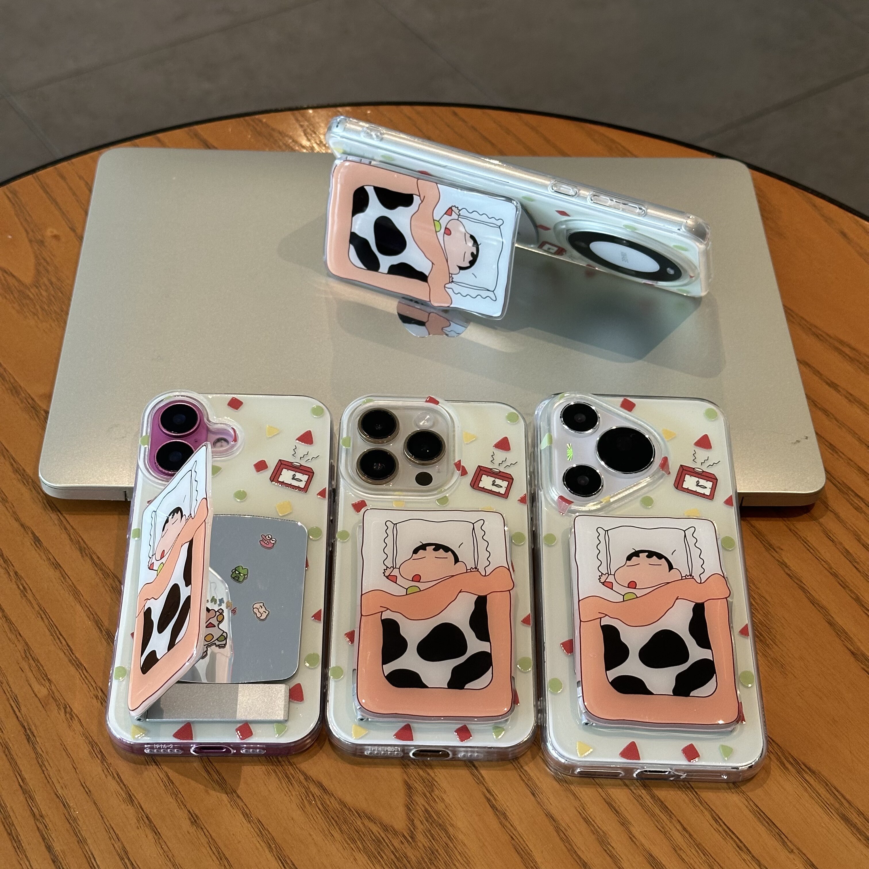 睡觉小新适用iPhone17pro手机壳16苹果15promax可爱13镜子支架12华为mate70新款k80双层vivo小米14荣耀oppo11