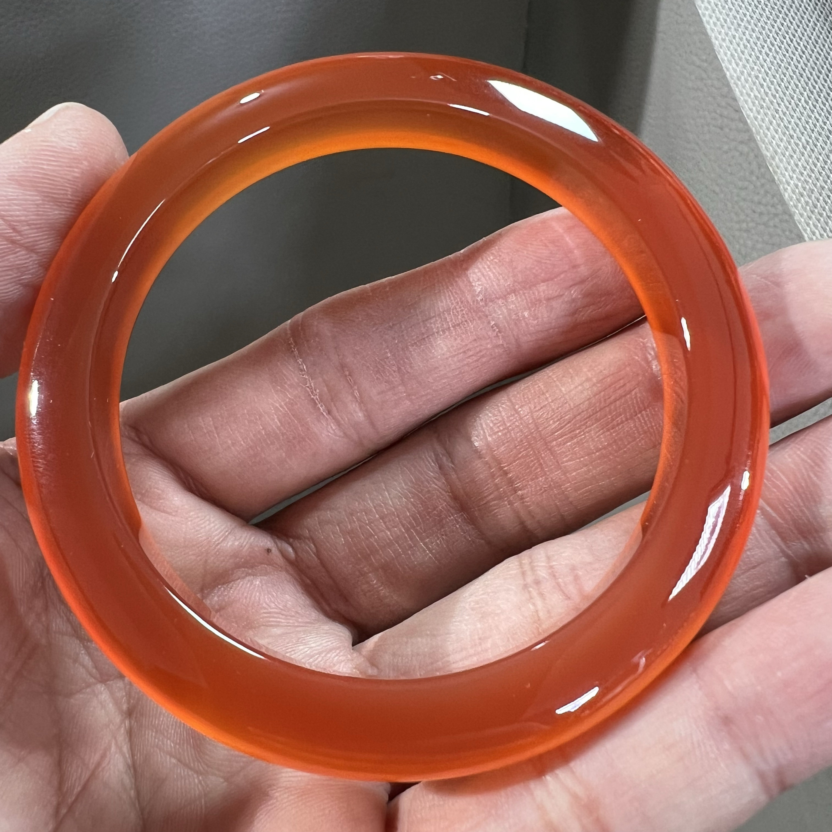 天然北红玛瑙玉髓手镯首饰女橙红色玉髓送礼佳品54口径泥鳅背镯型