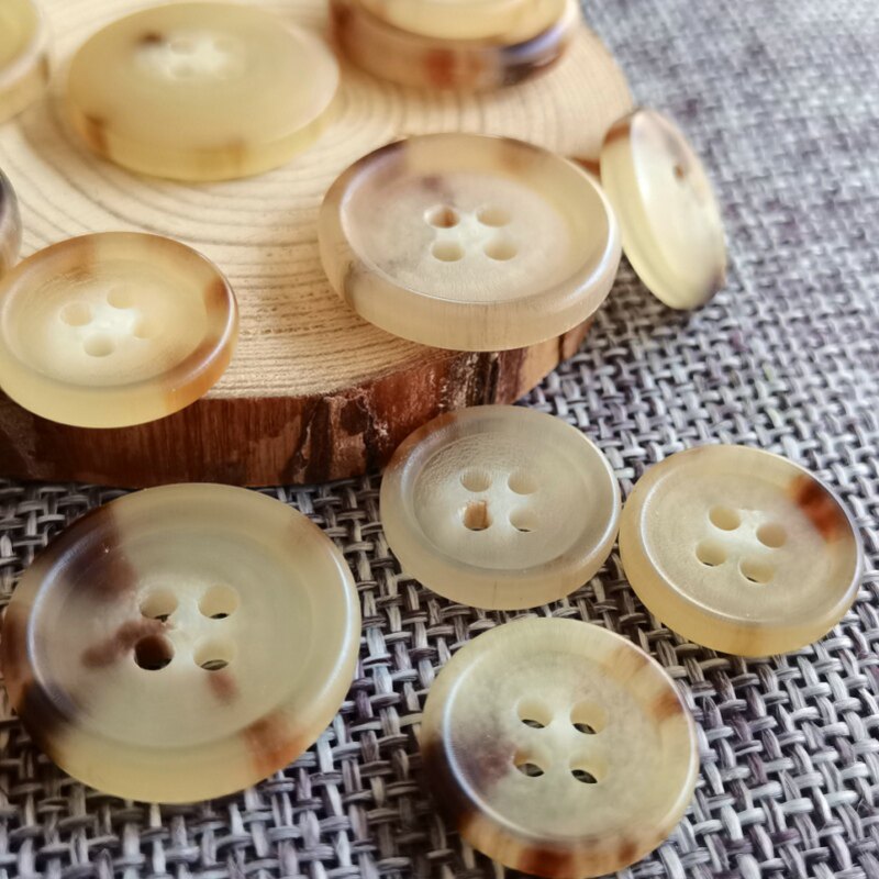 浅琥珀天然黄牛角亚光四眼扣